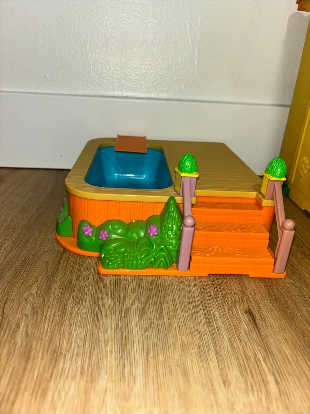 Vintage Mattel 2003 Dora the Explorer pop-up house. Dolls and accessories!
